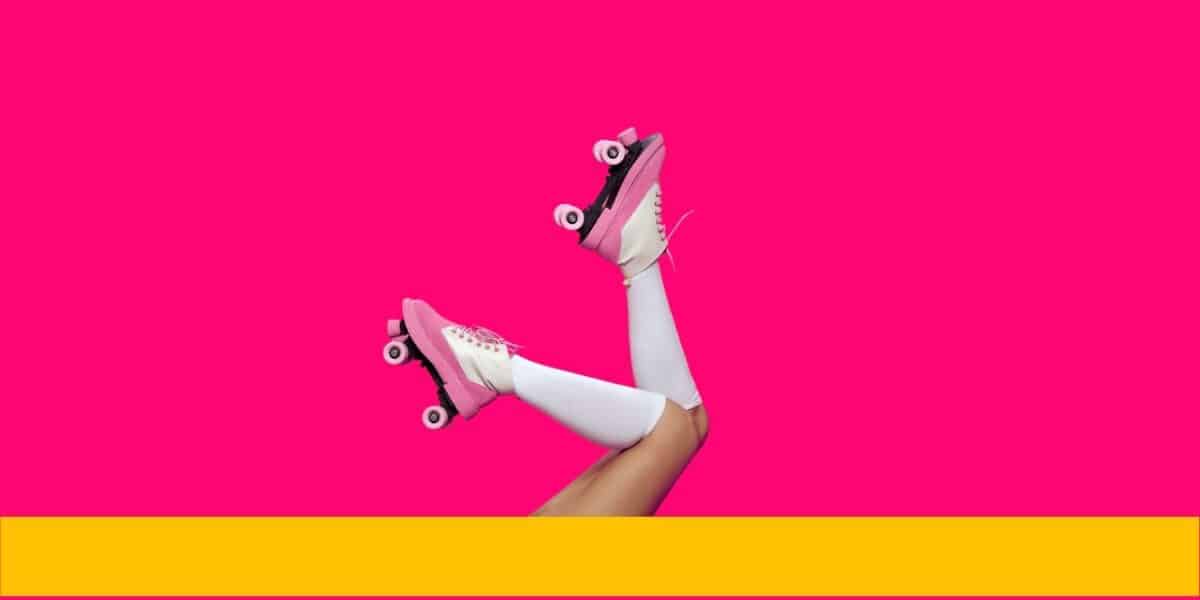 Frauenbeine mit Rollschuhen